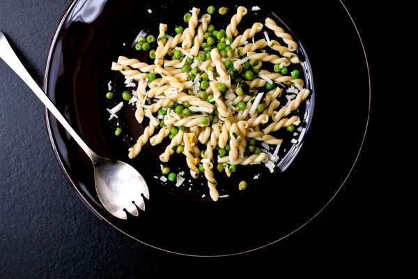 Pasta with fresh herbs, lemon and peas