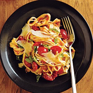 Pasta with fresh tomato-basil sauce