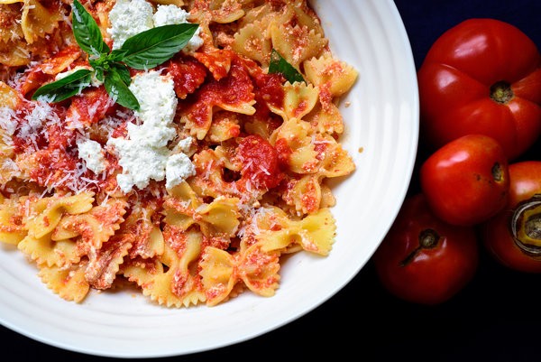 Pasta with fresh tomato sauce and ricotta