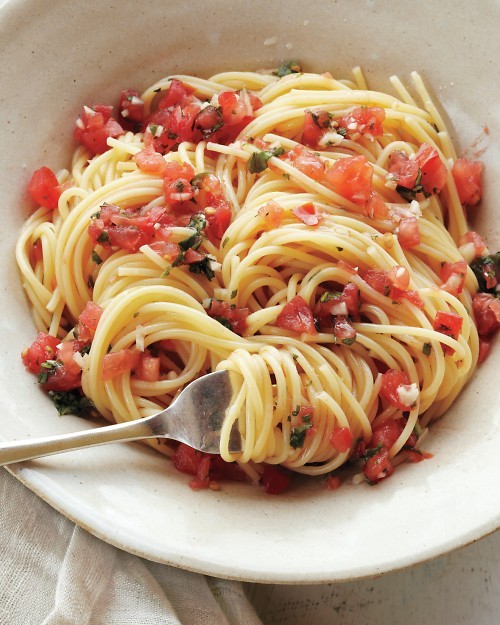Pasta with fresh tomato sauce
