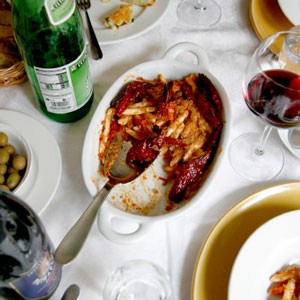 Pasta with fried peppers and bread crumbs (Pasta con peperoni cruschi e fritta)