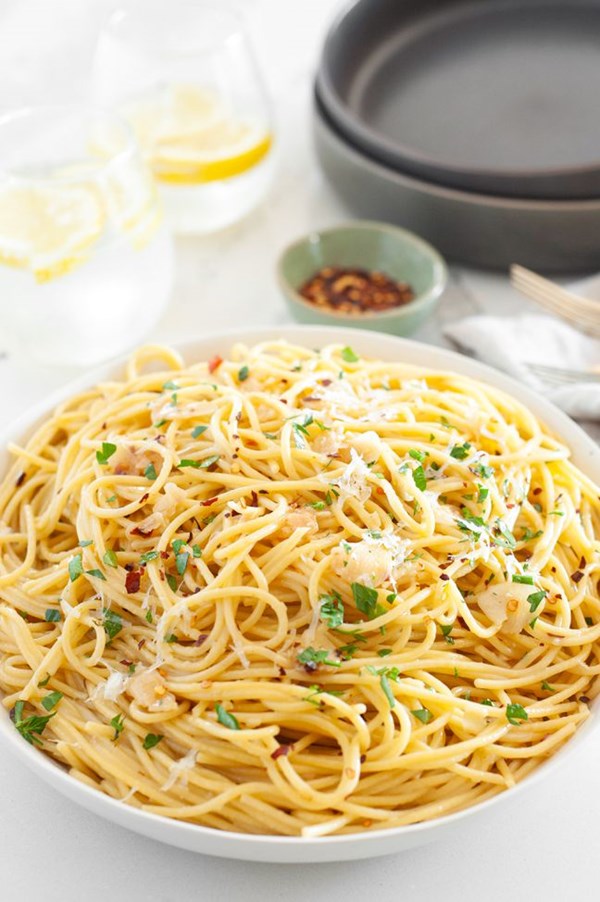 Pasta with garlic and oil (Spaghetti aglio e olio)