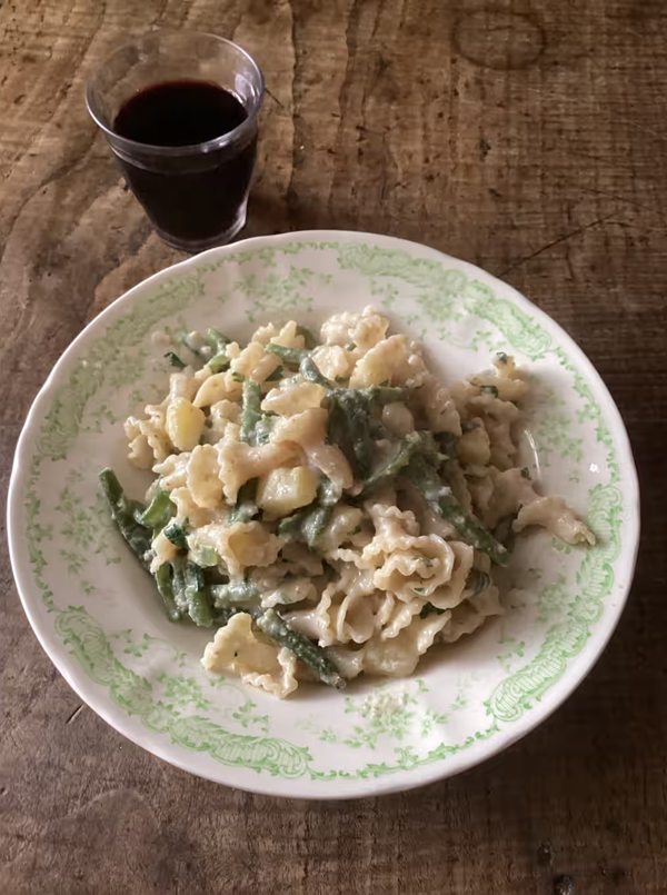 Pasta with green beans and walnut sauce