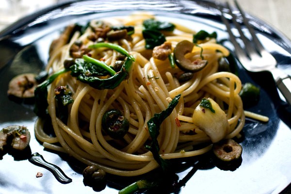 Pasta with green puttanesca