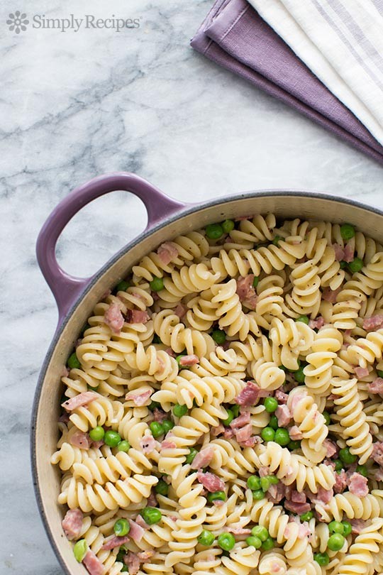 Pasta with ham and peas