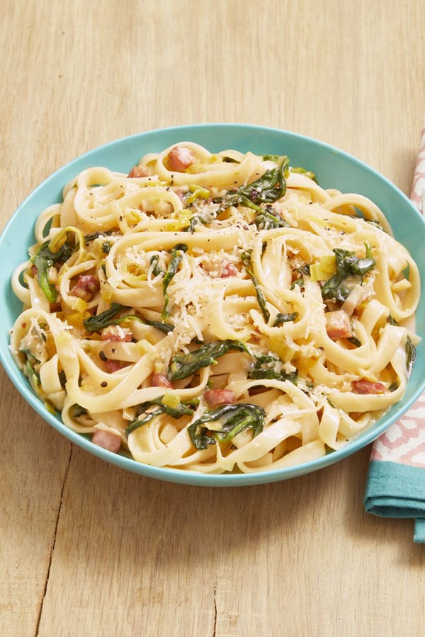 Pasta with ham, leeks and spinach