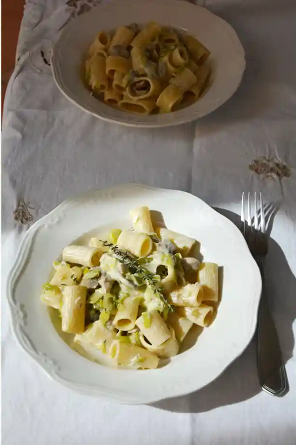 Pasta with leeks, mushrooms, thyme and soft cheese