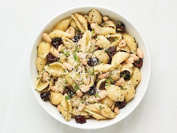 Pasta with lemon and olives