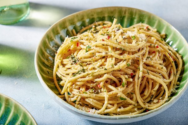 Pasta with lemon-marjoram sauce (Maccheroni con aglio e maggiorana)