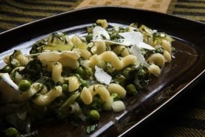 Pasta with lettuce, peas and ricotta salata
