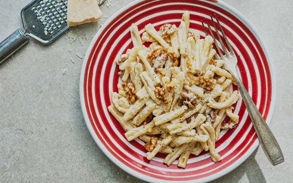 Pasta with mascarpone and walnut sauce