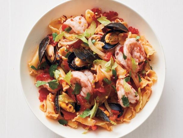 Pasta with mussels and shrimp