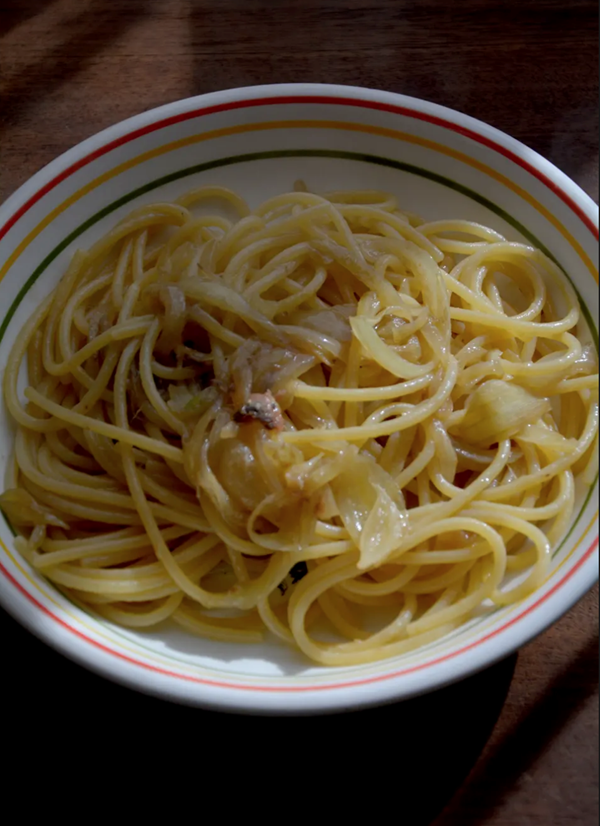 Pasta with onion and anchovies