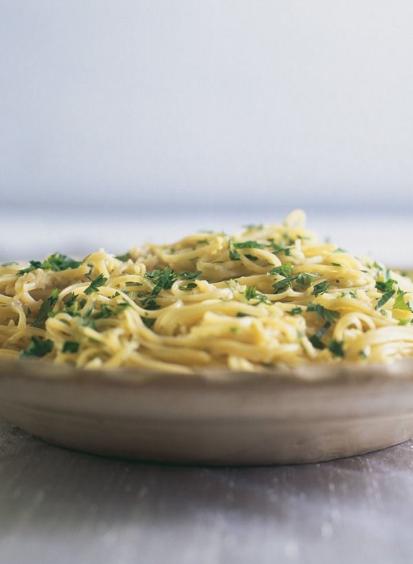 Pasta with onions and anchovies