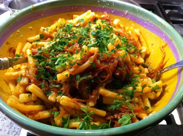 Pasta with onions and tomato (Umido di cipolla)