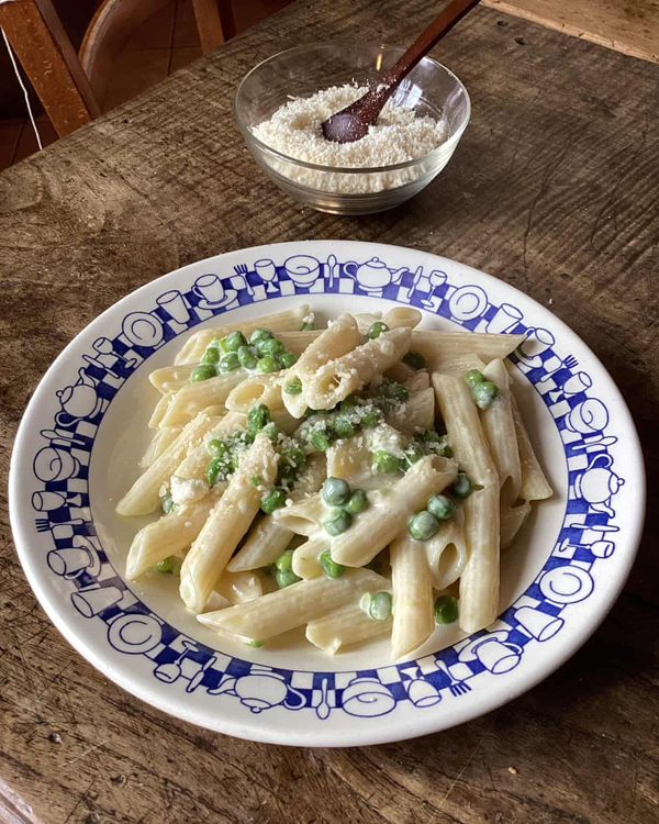 Pasta with peas, cream, lemon and cheese