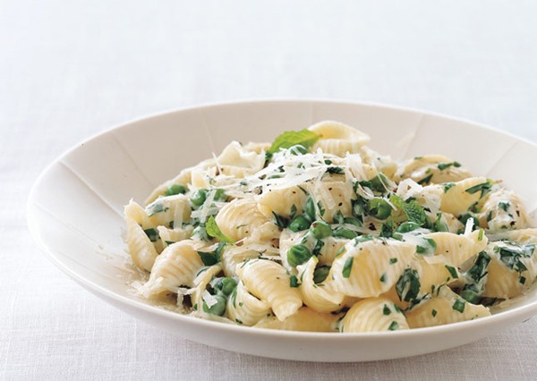 Pasta with peas, cream, parsley and mint