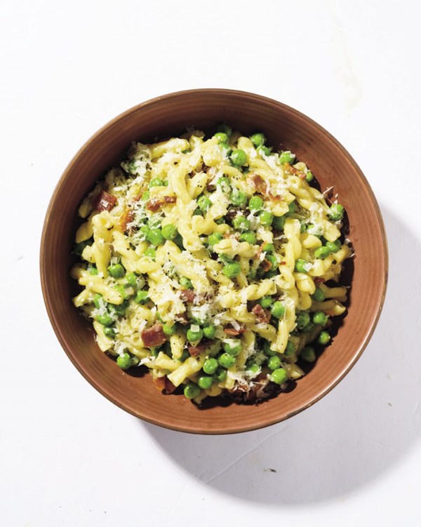 Pasta with peas, pancetta, and Gorgonzola