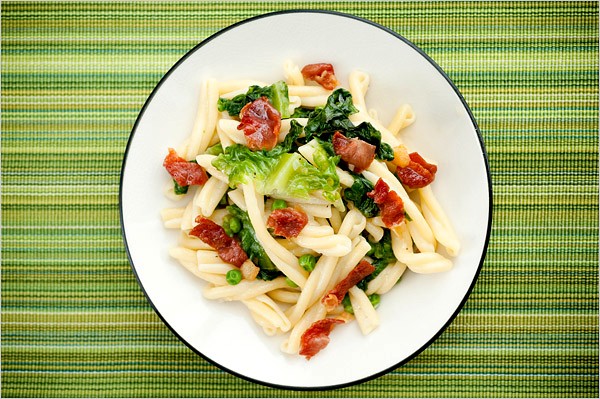 Pasta with peas, prosciutto and lettuce