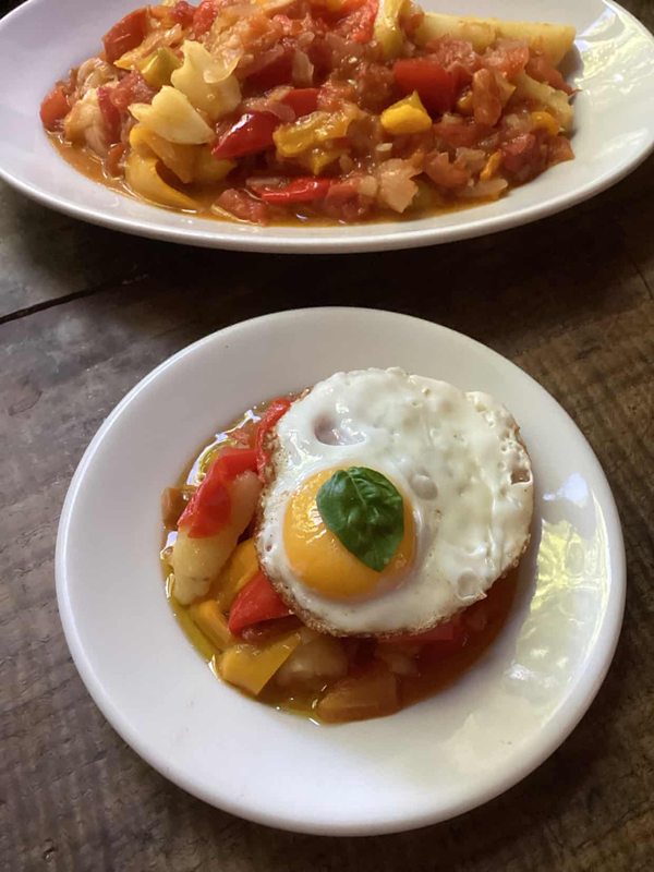 Pasta with peppers, potatoes, tomatoes and garlic