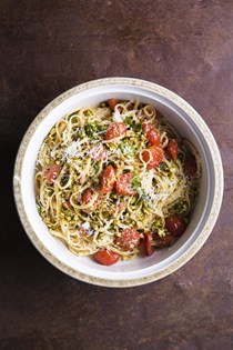 Pasta with pistachios, tomatoes and mint