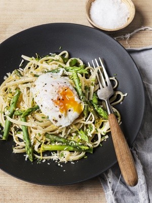 Pasta with poached egg & asparagus