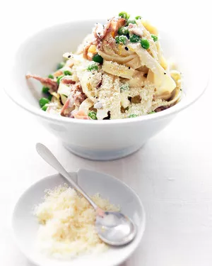 Pasta with prosciutto and peas