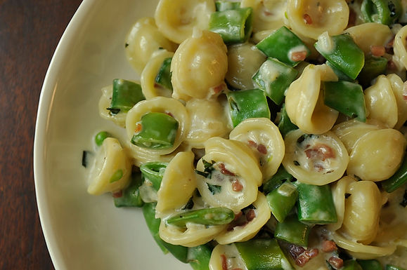 Pasta with prosciutto, snap peas, mint and cream