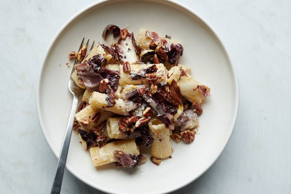 Pasta with radicchio, bacon and pecans