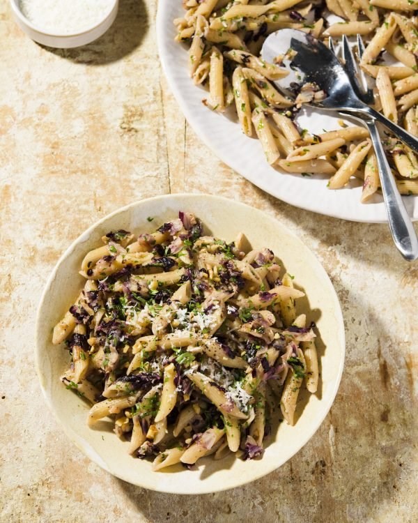 Pasta with radicchio, walnuts and black pepper