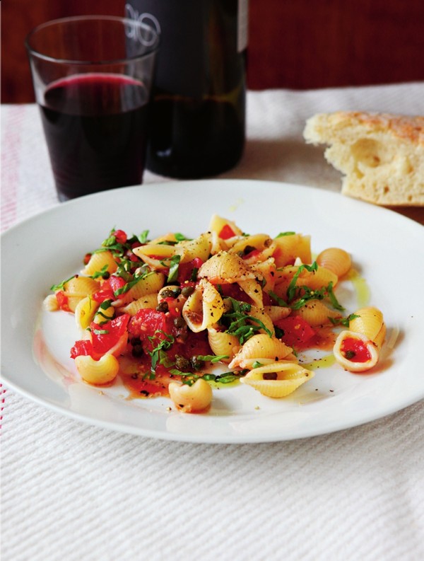 Pasta with raw tomato