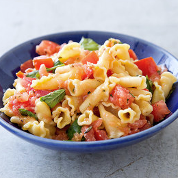 Pasta with raw tomato sauce