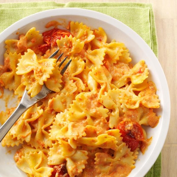 Pasta with roasted garlic and tomatoes