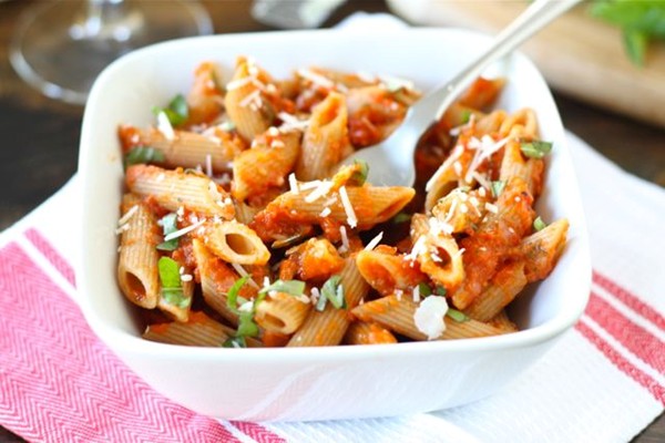 Pasta with roasted red pepper tomato sauce