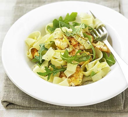 Pasta with rocket and lemon butter prawns