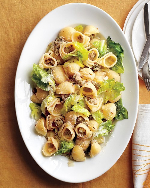 Pasta with sausage, leeks, and lettuce