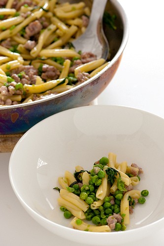 Pasta with sausages & crushed peas