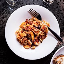 Pasta with scallops, capers and grilled scallions