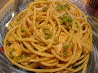 Pasta with shrimp and peas