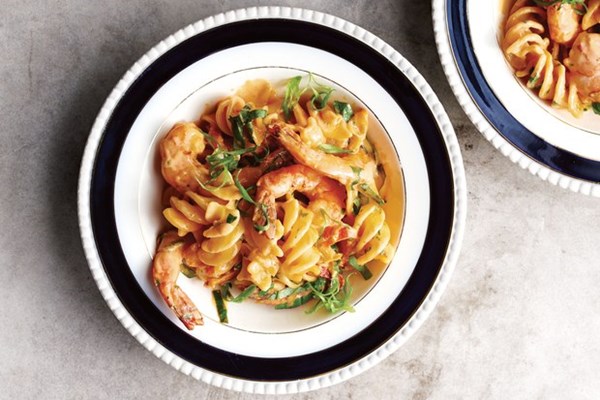 Pasta with shrimp in tomato cream 