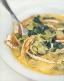 Pasta with spinach and melting Brie