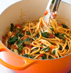 Pasta with spinach and tomatoes