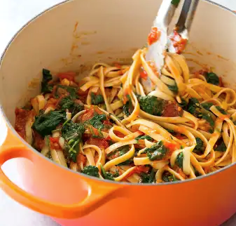 Pasta with spinach and tomatoes