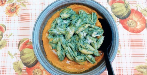Pasta with spinach pesto & roasted squash 