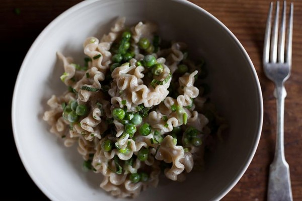 Pasta with spring vegetables, bathed in cream