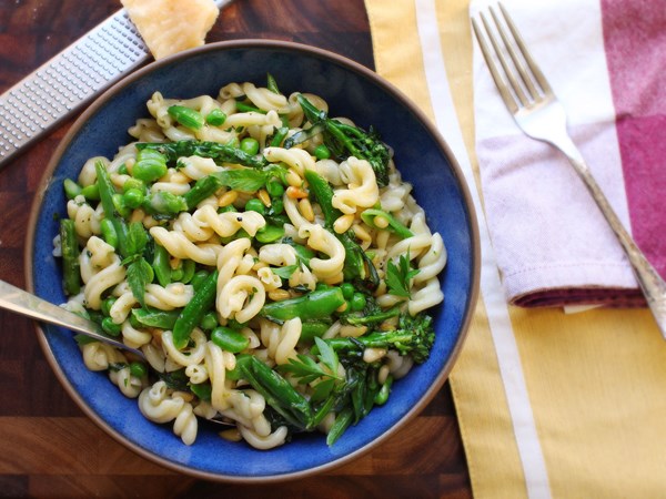 Pasta with spring vegetables (Pasta primavera)