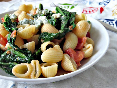 Pasta with tomato-blue cheese sauce