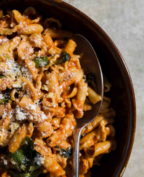 Pasta with tomato, garlic and basil