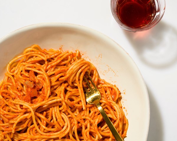 Pasta with tomato, onion and butter