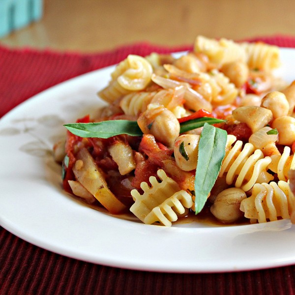 Pasta with tomato-peach sauce